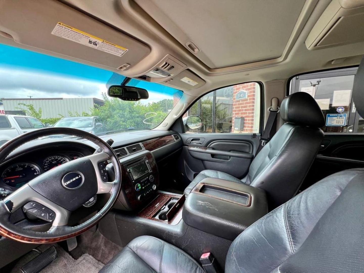 2011 Black GMC YUKON DENALI (1GKS1EEF6BR) with an 6.2L engine, Automatic transmission, located at 4415 NE 28th St, Haltom City, TX, 76117, (817) 222-9334, 32.795322, -97.280937 - Photo#5