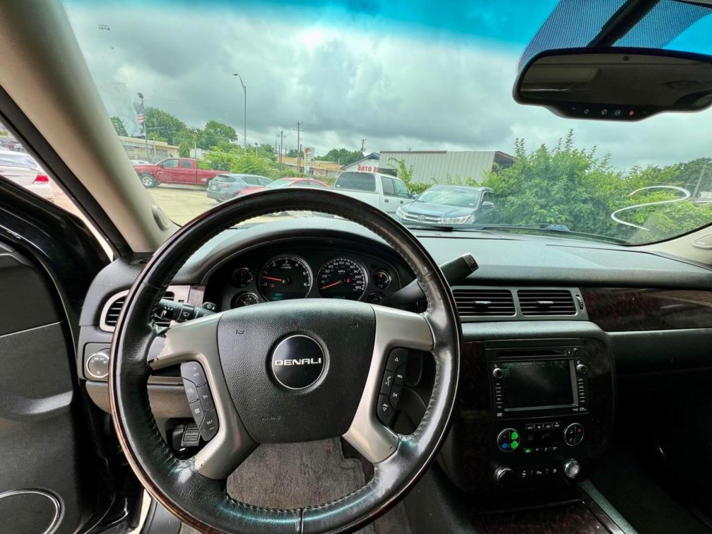 2011 Black GMC YUKON DENALI (1GKS1EEF6BR) with an 6.2L engine, Automatic transmission, located at 4415 NE 28th St, Haltom City, TX, 76117, (817) 222-9334, 32.795322, -97.280937 - Photo#7