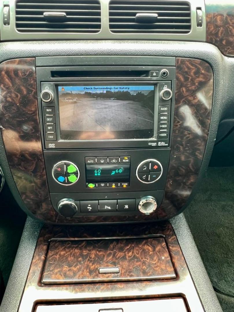 2011 Black GMC YUKON DENALI (1GKS1EEF6BR) with an 6.2L engine, Automatic transmission, located at 4415 NE 28th St, Haltom City, TX, 76117, (817) 222-9334, 32.795322, -97.280937 - Photo#8