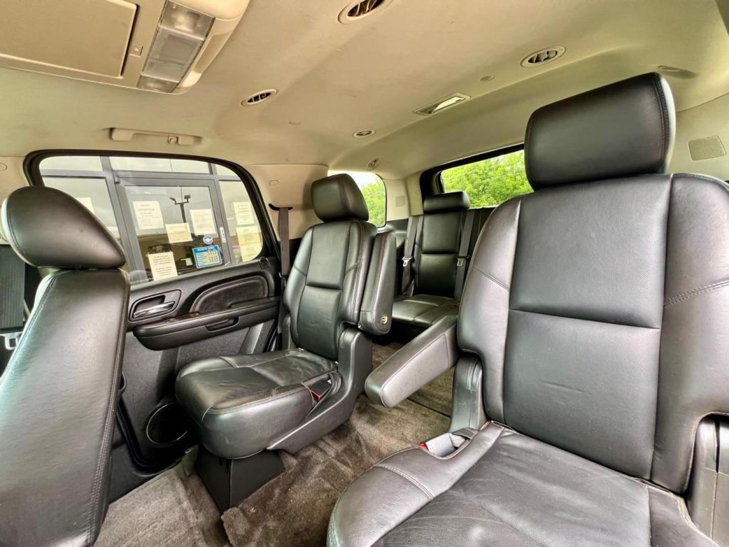 2011 Black GMC YUKON DENALI (1GKS1EEF6BR) with an 6.2L engine, Automatic transmission, located at 4415 NE 28th St, Haltom City, TX, 76117, (817) 222-9334, 32.795322, -97.280937 - Photo#9