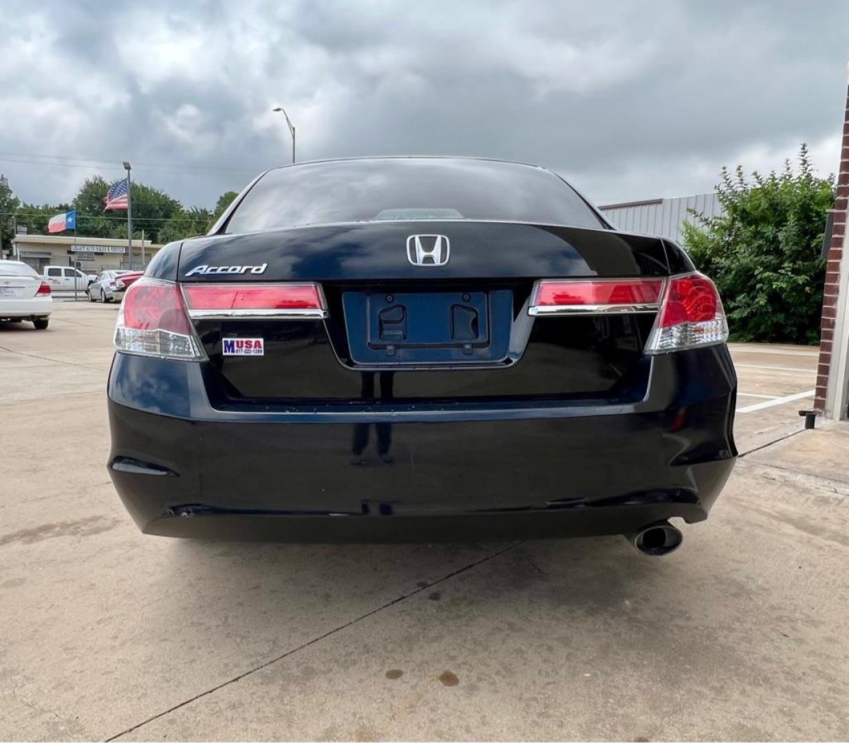 2011 Black HONDA ACCORD LX (1HGCP2F34BA) with an 2.4L engine, Automatic transmission, located at 4415 NE 28th St, Haltom City, TX, 76117, (817) 222-9334, 32.795322, -97.280937 - Photo#4