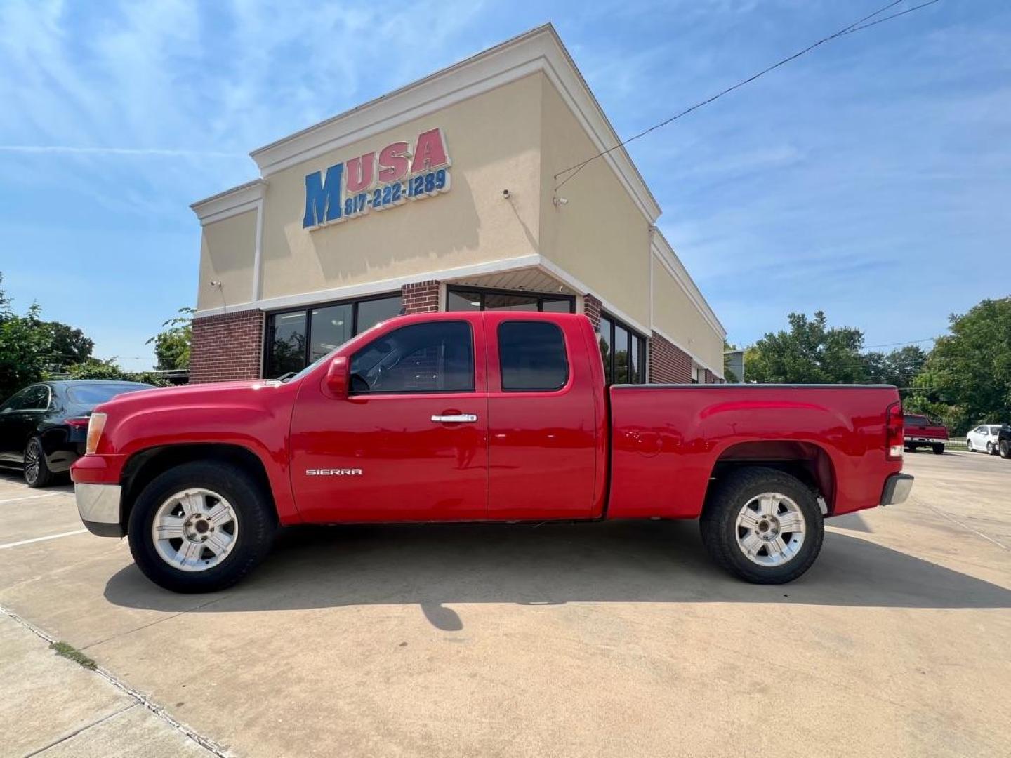 2011 Red GMC SIERRA 1500 SLE (1GTR1VE00BZ) with an 5.3L engine, Automatic transmission, located at 4415 NE 28th St, Haltom City, TX, 76117, (817) 222-9334, 32.795322, -97.280937 - Photo#2