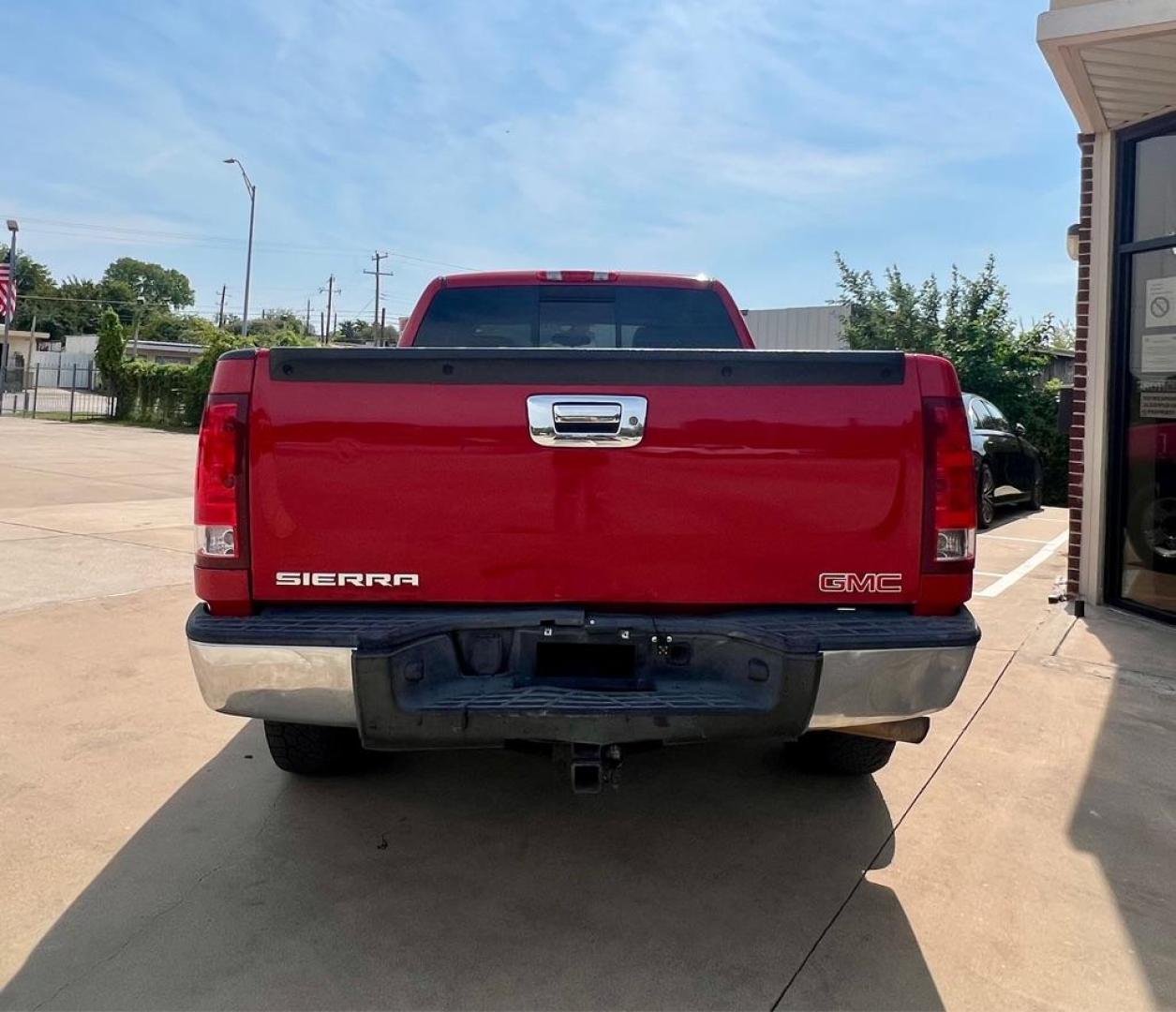 2011 Red GMC SIERRA 1500 SLE (1GTR1VE00BZ) with an 5.3L engine, Automatic transmission, located at 4415 NE 28th St, Haltom City, TX, 76117, (817) 222-9334, 32.795322, -97.280937 - Photo#4