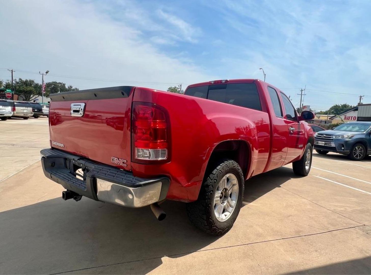 2011 Red GMC SIERRA 1500 SLE (1GTR1VE00BZ) with an 5.3L engine, Automatic transmission, located at 4415 NE 28th St, Haltom City, TX, 76117, (817) 222-9334, 32.795322, -97.280937 - Photo#5