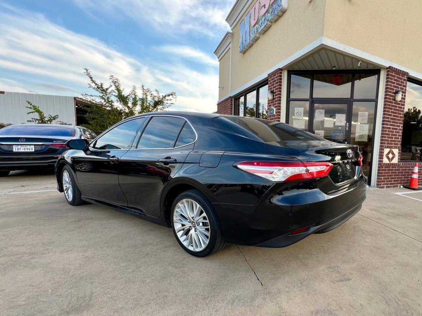2018 Black TOYOTA CAMRY L (4T1B11HK0JU) with an 2.5L engine, Automatic transmission, located at 4415 NE 28th St, Haltom City, TX, 76117, (817) 222-9334, 32.795322, -97.280937 - Photo#3