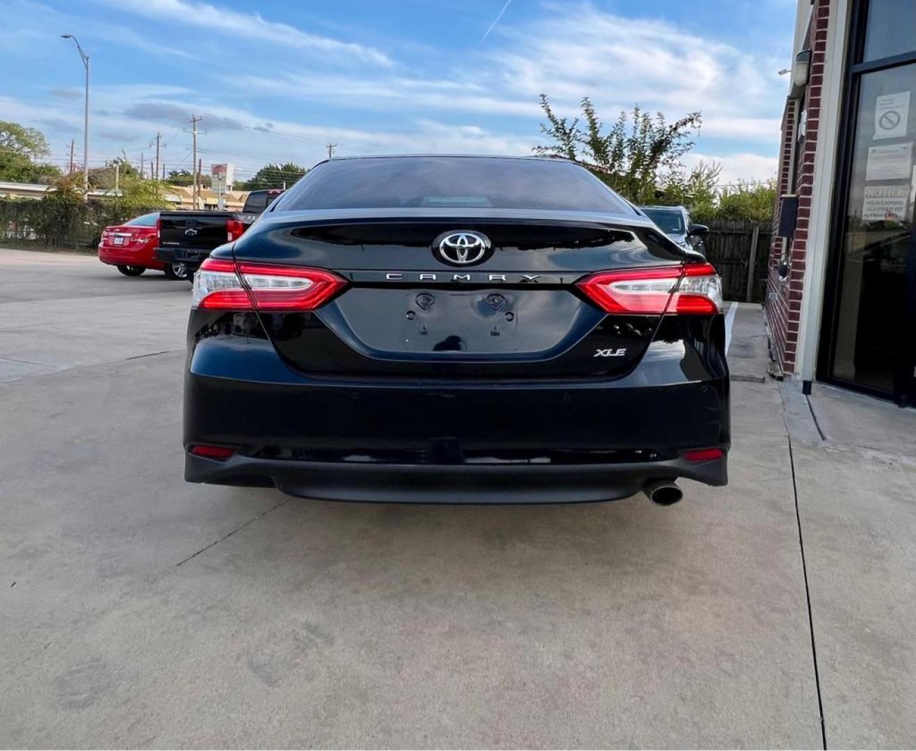 2018 Black TOYOTA CAMRY L (4T1B11HK0JU) with an 2.5L engine, Automatic transmission, located at 4415 NE 28th St, Haltom City, TX, 76117, (817) 222-9334, 32.795322, -97.280937 - Photo#4