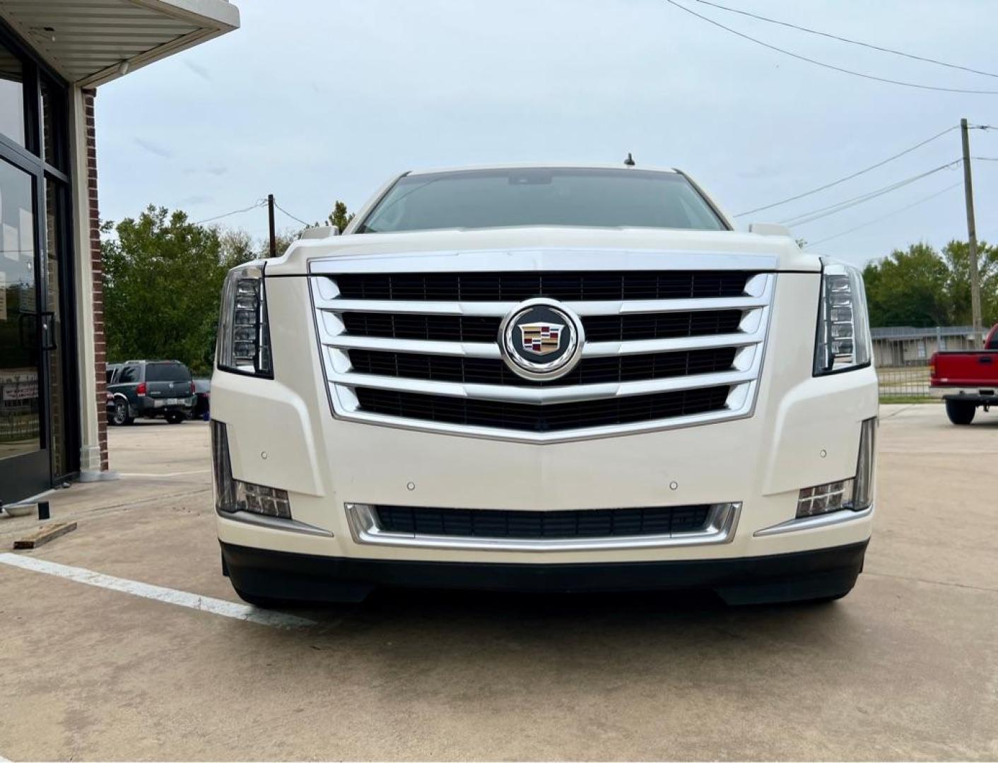 2015 White CADILLAC ESCALADE ESV LUXURY (1GYS3HKJ7FR) with an 6.2L engine, Automatic transmission, located at 4415 NE 28th St, Haltom City, TX, 76117, (817) 222-9334, 32.795322, -97.280937 - Photo#1