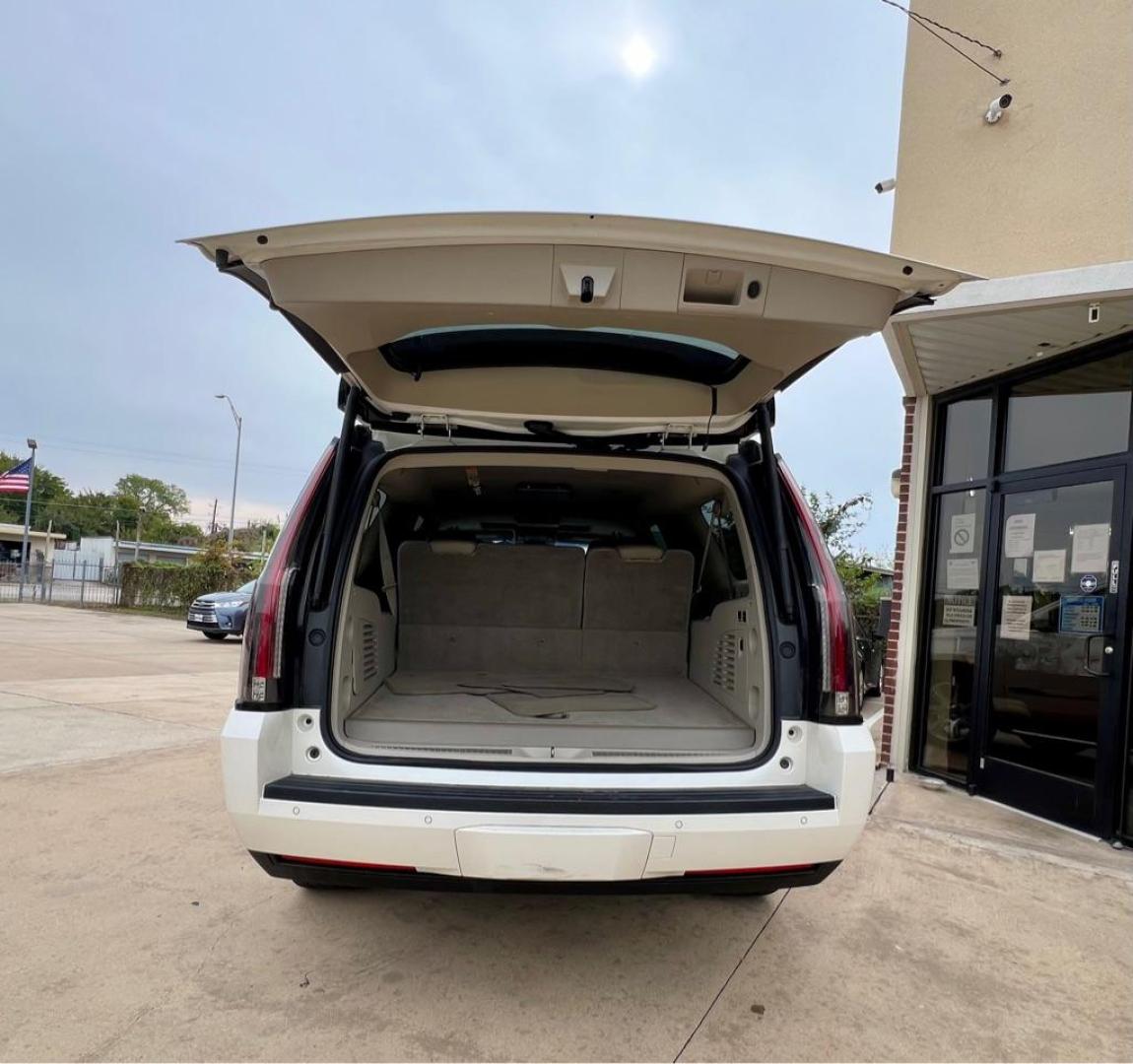 2015 White CADILLAC ESCALADE ESV LUXURY (1GYS3HKJ7FR) with an 6.2L engine, Automatic transmission, located at 4415 NE 28th St, Haltom City, TX, 76117, (817) 222-9334, 32.795322, -97.280937 - Photo#12