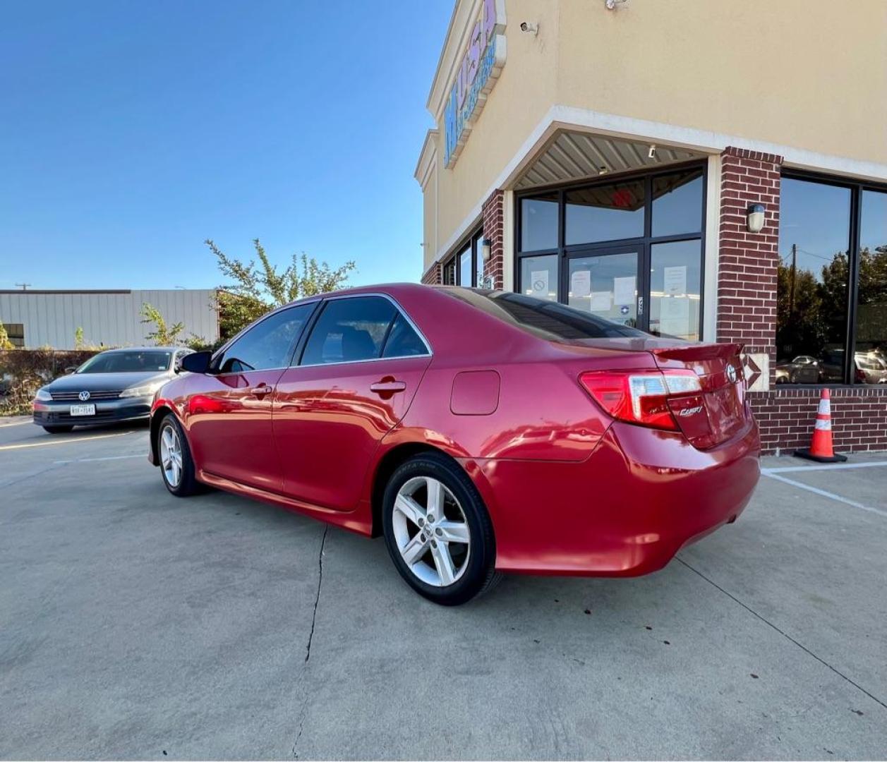 2014 Red TOYOTA CAMRY L (4T1BF1FK5EU) with an 2.5L engine, Automatic transmission, located at 4415 NE 28th St, Haltom City, TX, 76117, (817) 222-9334, 32.795322, -97.280937 - Photo#3