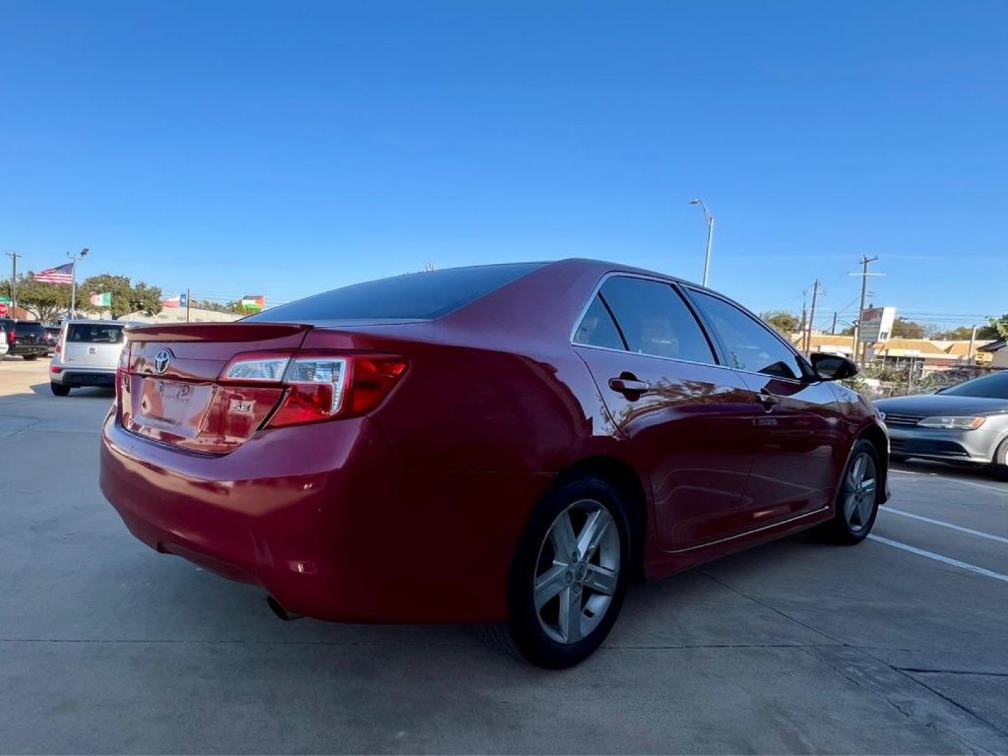 2014 Red TOYOTA CAMRY L (4T1BF1FK5EU) with an 2.5L engine, Automatic transmission, located at 4415 NE 28th St, Haltom City, TX, 76117, (817) 222-9334, 32.795322, -97.280937 - Photo#5