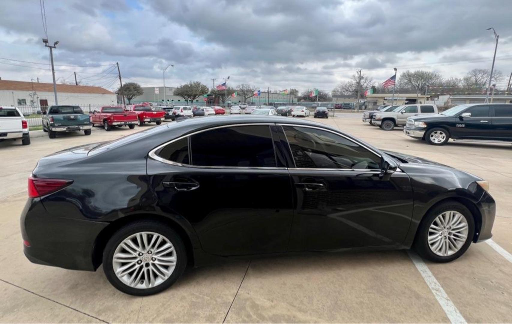 2016 Black LEXUS ES 350 (58ABK1GG7GU) with an 3.5L engine, Automatic transmission, located at 4415 NE 28th St, Haltom City, TX, 76117, (817) 222-9334, 32.795322, -97.280937 - Photo#5