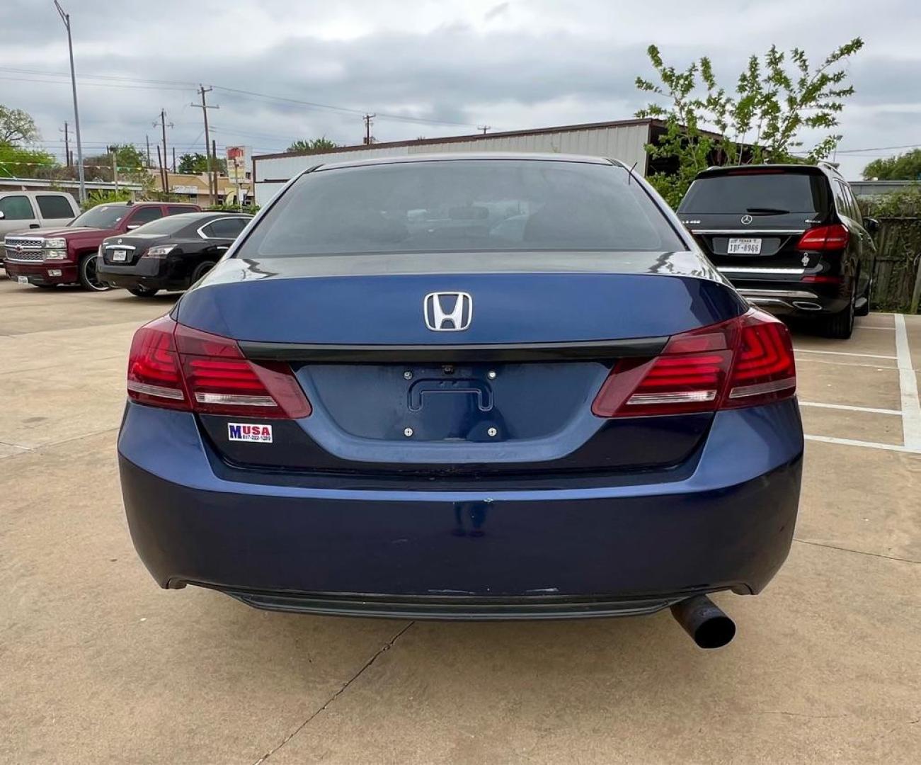 2014 Blue HONDA ACCORD LX (1HGCR2F33EA) with an 2.4L engine, Continuously Variable transmission, located at 4415 NE 28th St, Haltom City, TX, 76117, (817) 222-9334, 32.795322, -97.280937 - Photo#4