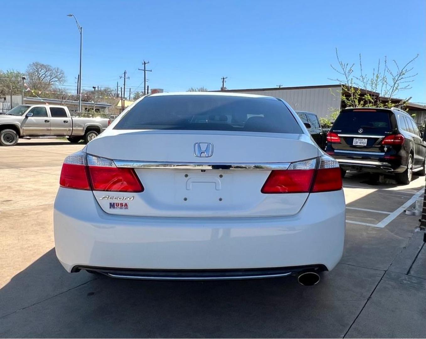 2015 White HONDA ACCORD LX (1HGCR2F3XFA) with an 2.4L engine, Continuously Variable transmission, located at 4415 NE 28th St, Haltom City, TX, 76117, (817) 222-9334, 32.795322, -97.280937 - Photo#4