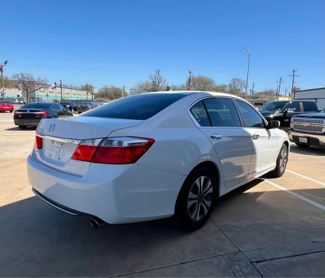 2015 White HONDA ACCORD LX (1HGCR2F3XFA) with an 2.4L engine, Continuously Variable transmission, located at 4415 NE 28th St, Haltom City, TX, 76117, (817) 222-9334, 32.795322, -97.280937 - Photo#5