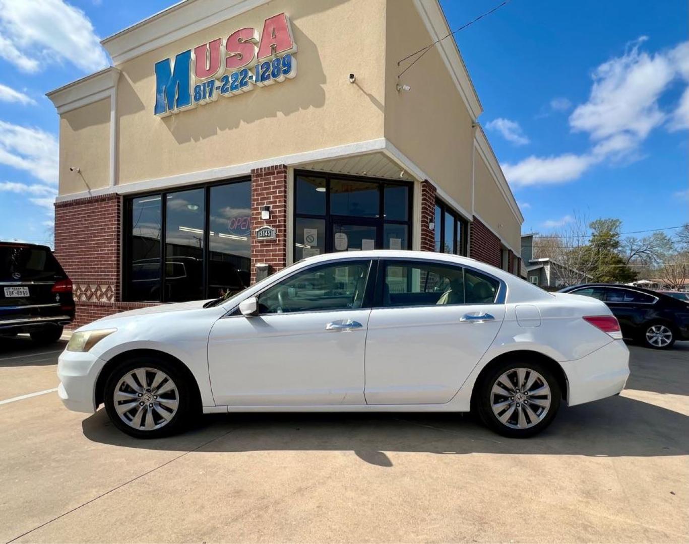 2012 White HONDA ACCORD EXL (1HGCP3F81CA) with an 3.5L engine, Automatic transmission, located at 4415 NE 28th St, Haltom City, TX, 76117, (817) 222-9334, 32.795322, -97.280937 - Photo#2