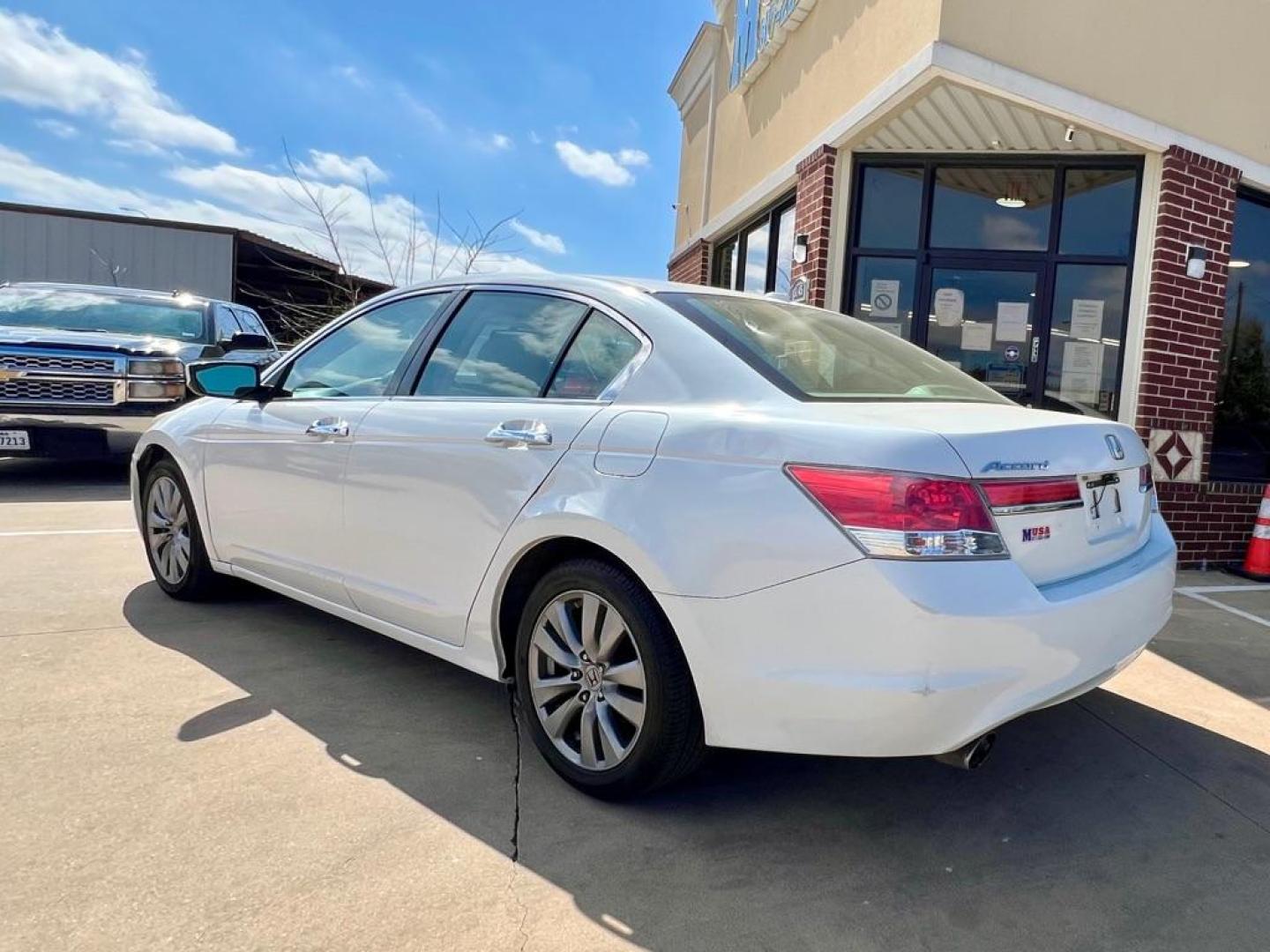 2012 White HONDA ACCORD EXL (1HGCP3F81CA) with an 3.5L engine, Automatic transmission, located at 4415 NE 28th St, Haltom City, TX, 76117, (817) 222-9334, 32.795322, -97.280937 - Photo#3