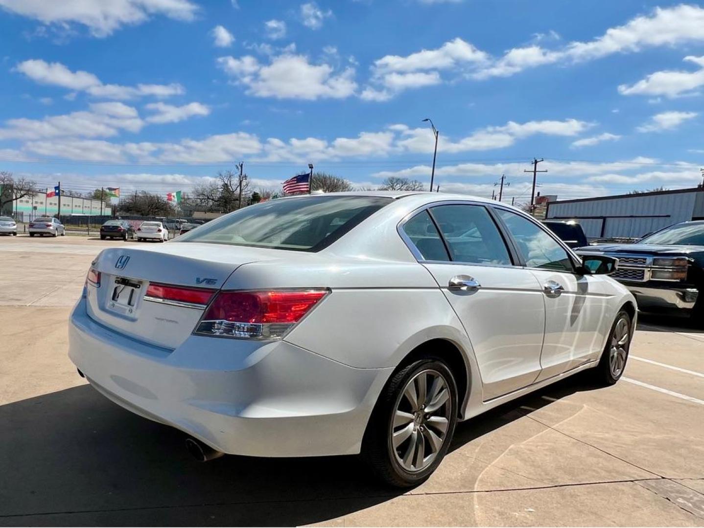 2012 White HONDA ACCORD EXL (1HGCP3F81CA) with an 3.5L engine, Automatic transmission, located at 4415 NE 28th St, Haltom City, TX, 76117, (817) 222-9334, 32.795322, -97.280937 - Photo#5