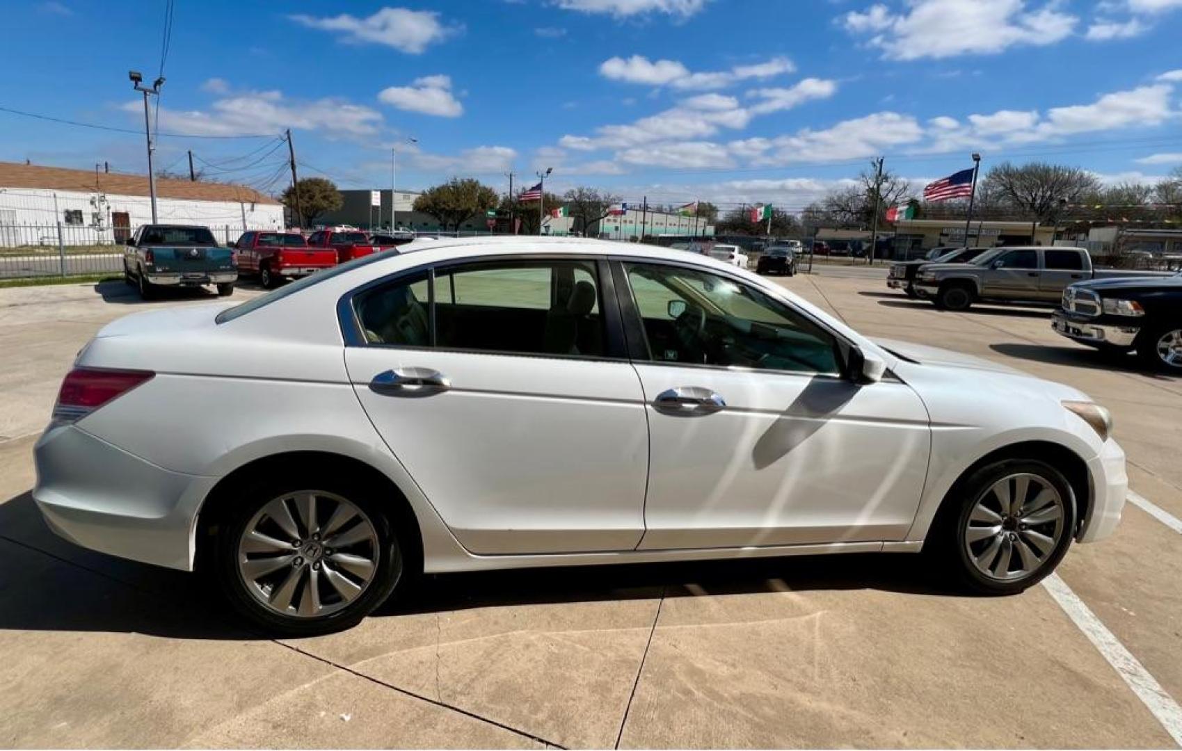 2012 White HONDA ACCORD EXL (1HGCP3F81CA) with an 3.5L engine, Automatic transmission, located at 4415 NE 28th St, Haltom City, TX, 76117, (817) 222-9334, 32.795322, -97.280937 - Photo#6