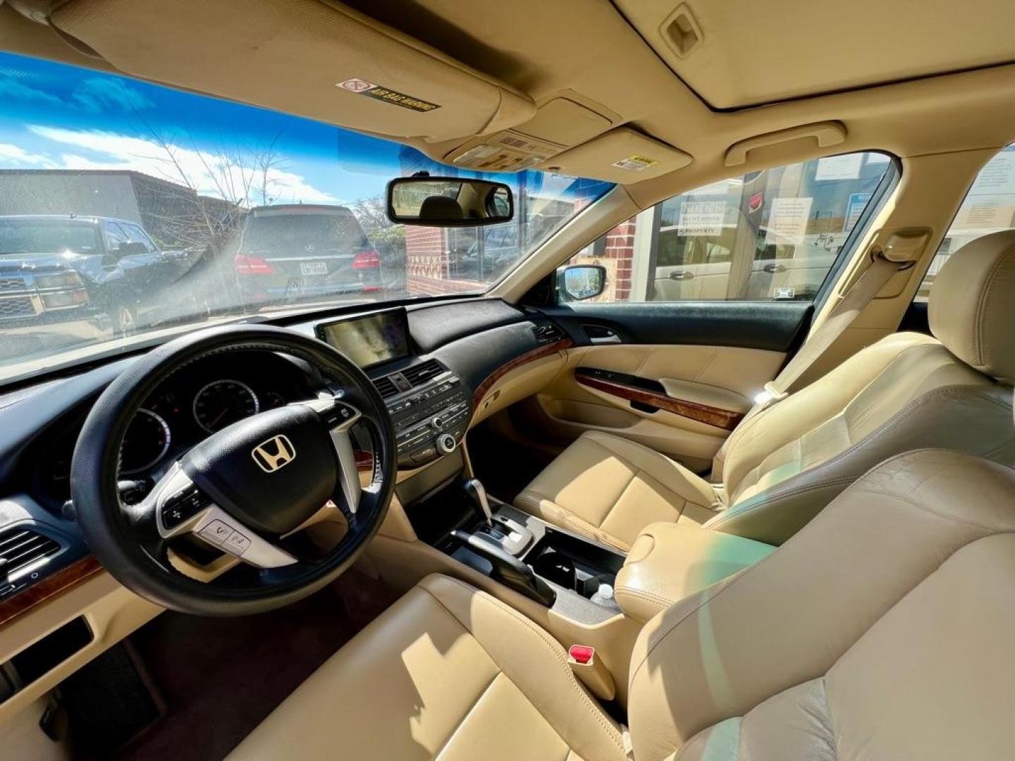 2012 White HONDA ACCORD EXL (1HGCP3F81CA) with an 3.5L engine, Automatic transmission, located at 4415 NE 28th St, Haltom City, TX, 76117, (817) 222-9334, 32.795322, -97.280937 - Photo#7