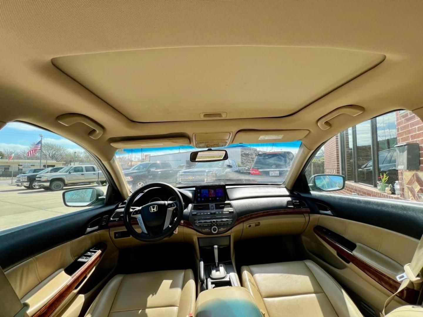 2012 White HONDA ACCORD EXL (1HGCP3F81CA) with an 3.5L engine, Automatic transmission, located at 4415 NE 28th St, Haltom City, TX, 76117, (817) 222-9334, 32.795322, -97.280937 - Photo#9