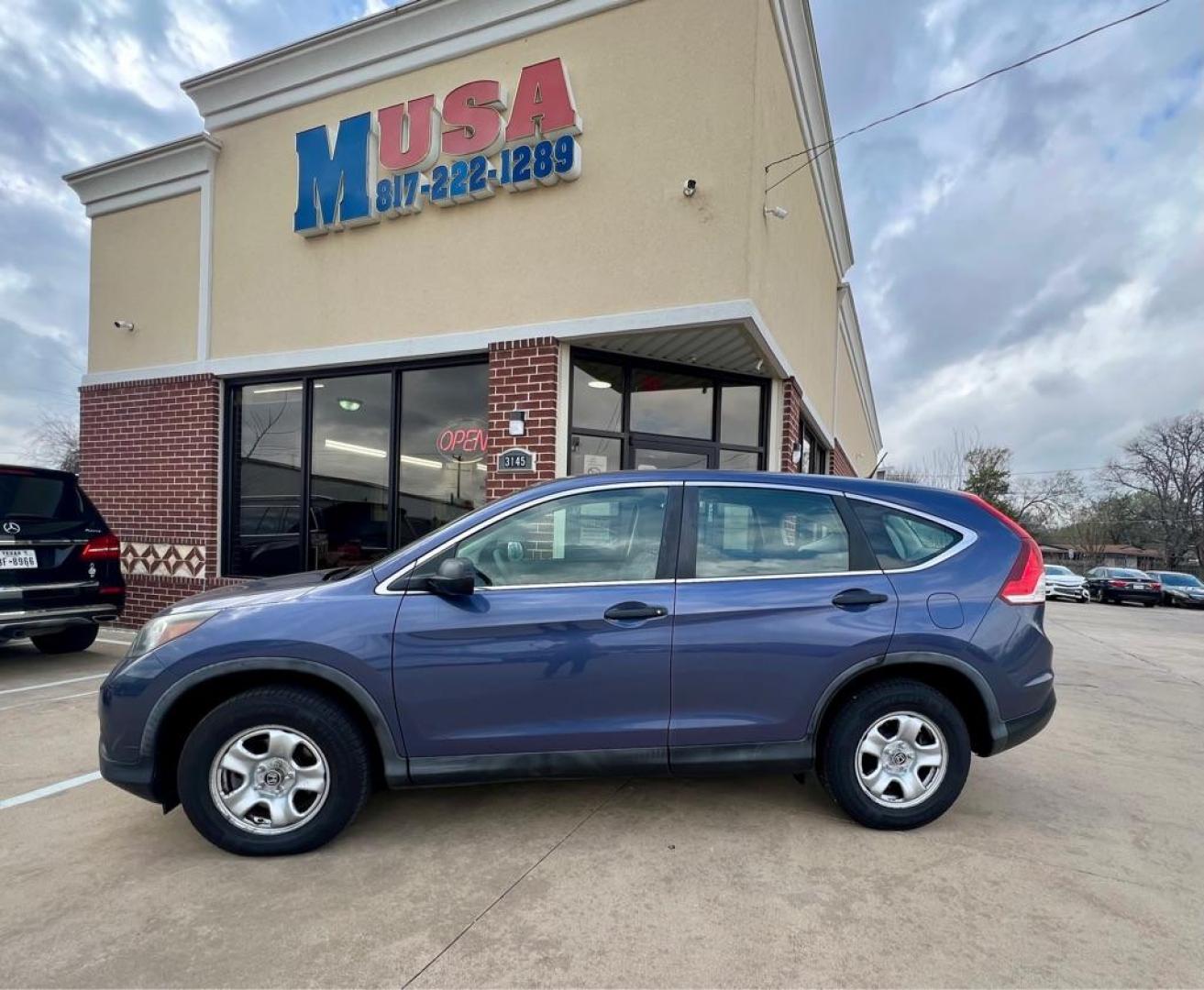 2013 Blue HONDA CR-V LX (3CZRM3H33DG) with an 2.4L engine, Automatic transmission, located at 4415 NE 28th St, Haltom City, TX, 76117, (817) 222-9334, 32.795322, -97.280937 - Photo#2
