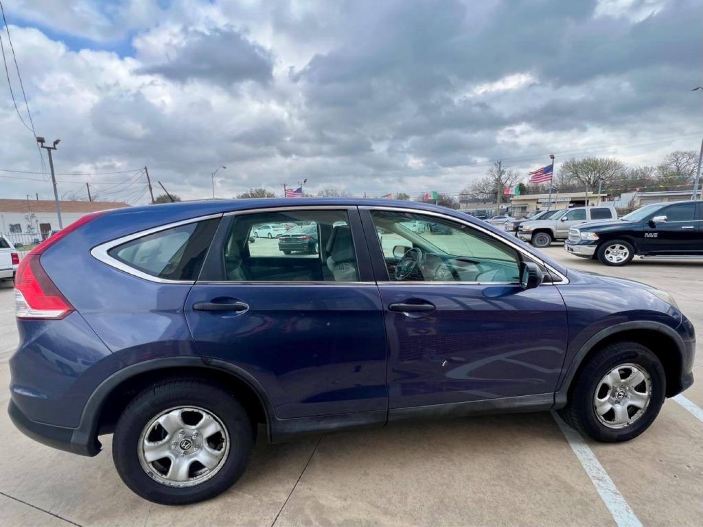 2013 Blue HONDA CR-V LX (3CZRM3H33DG) with an 2.4L engine, Automatic transmission, located at 4415 NE 28th St, Haltom City, TX, 76117, (817) 222-9334, 32.795322, -97.280937 - Photo#5