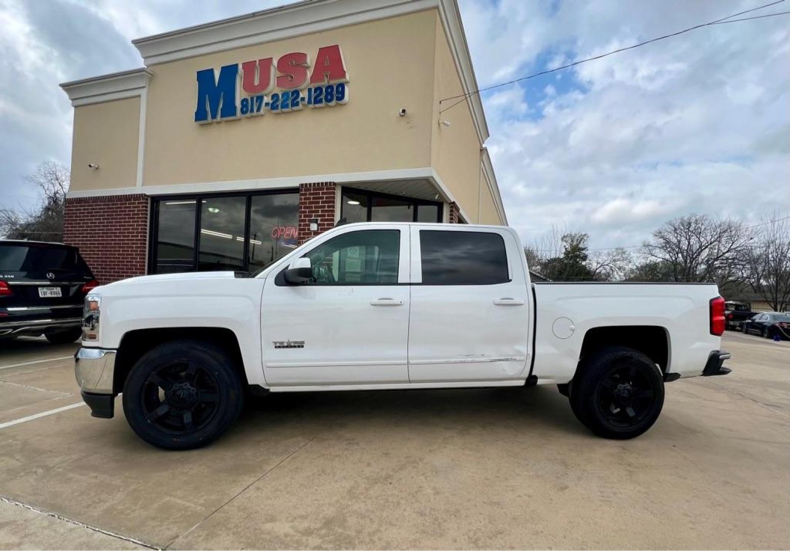 2016 White CHEVROLET SILVERADO 1500 LT (3GCPCREC1GG) with an 5.3L engine, Automatic transmission, located at 4415 NE 28th St, Haltom City, TX, 76117, (817) 222-9334, 32.795322, -97.280937 - Photo#2