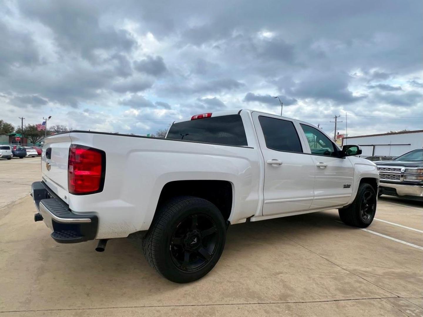 2016 White CHEVROLET SILVERADO 1500 LT (3GCPCREC1GG) with an 5.3L engine, Automatic transmission, located at 4415 NE 28th St, Haltom City, TX, 76117, (817) 222-9334, 32.795322, -97.280937 - Photo#4