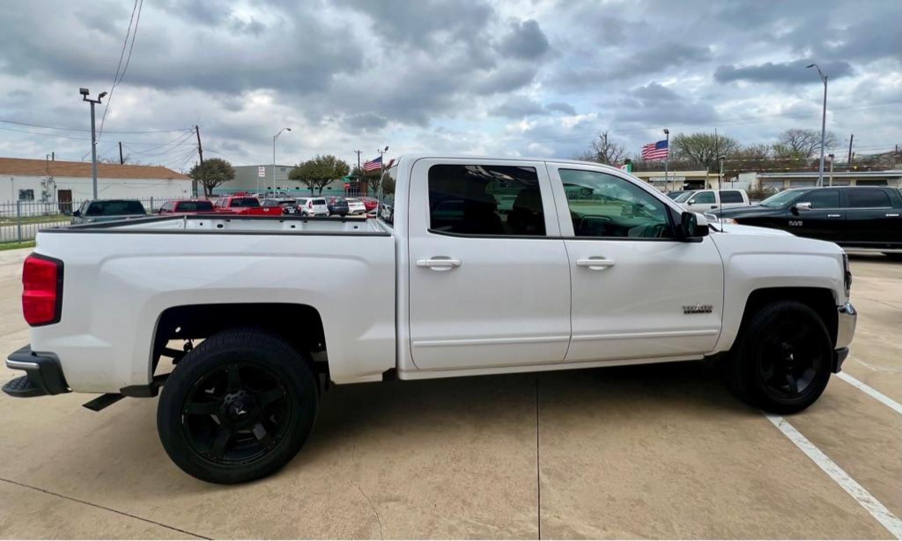 2016 White CHEVROLET SILVERADO 1500 LT (3GCPCREC1GG) with an 5.3L engine, Automatic transmission, located at 4415 NE 28th St, Haltom City, TX, 76117, (817) 222-9334, 32.795322, -97.280937 - Photo#5