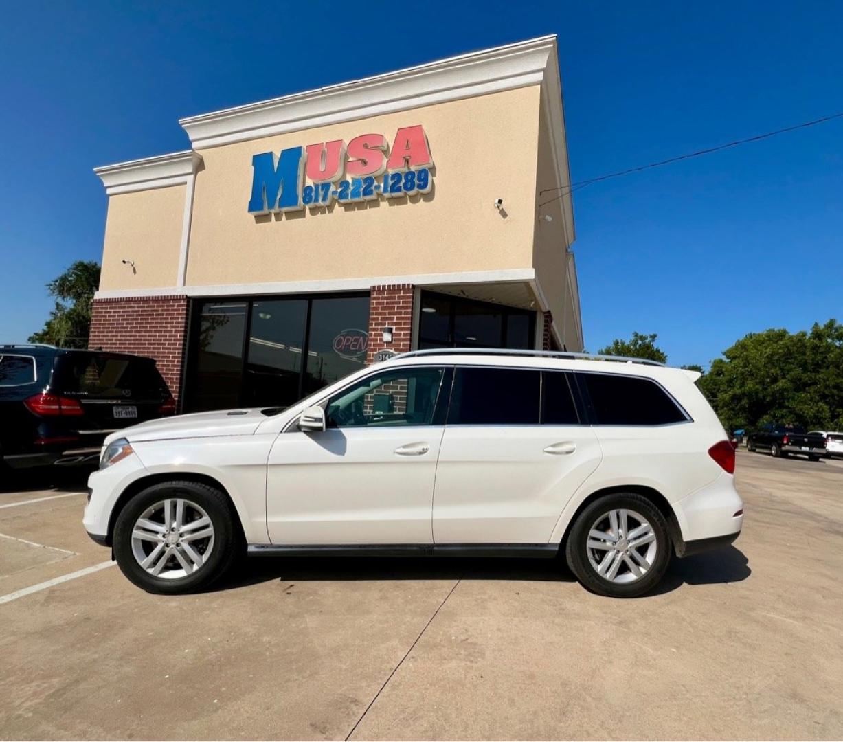 2013 White MERCEDES-BENZ GL 450 4MATIC (4JGDF7CE0DA) with an 4.6L engine, Automatic transmission, located at 4415 NE 28th St, Haltom City, TX, 76117, (817) 222-9334, 32.795322, -97.280937- Photo#2
