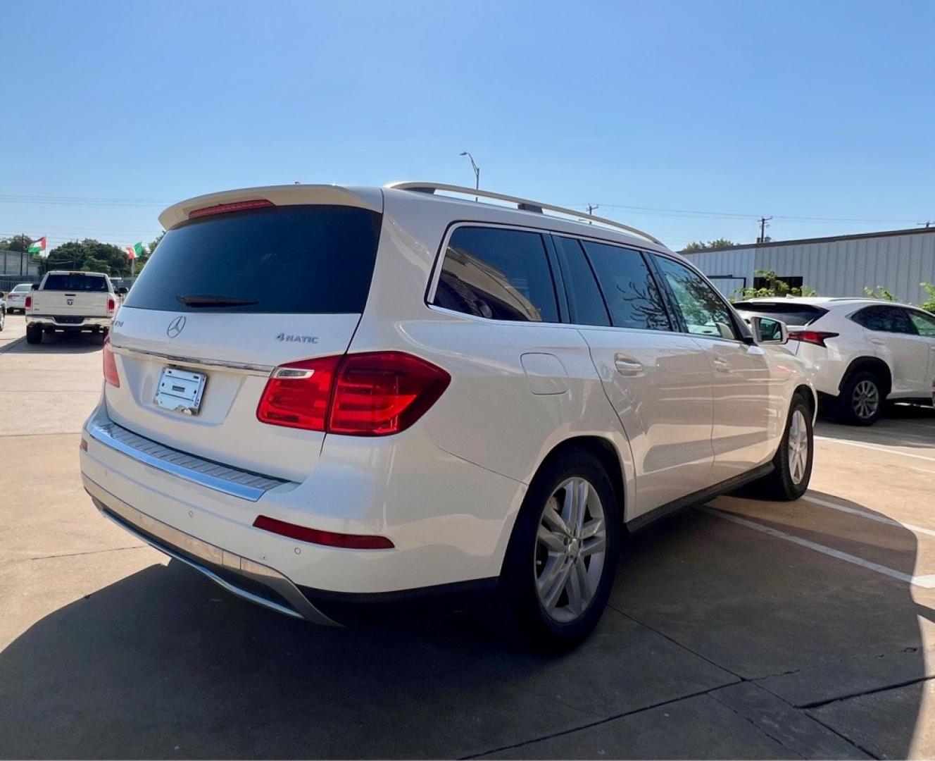 2013 White MERCEDES-BENZ GL 450 4MATIC (4JGDF7CE0DA) with an 4.6L engine, Automatic transmission, located at 4415 NE 28th St, Haltom City, TX, 76117, (817) 222-9334, 32.795322, -97.280937- Photo#5