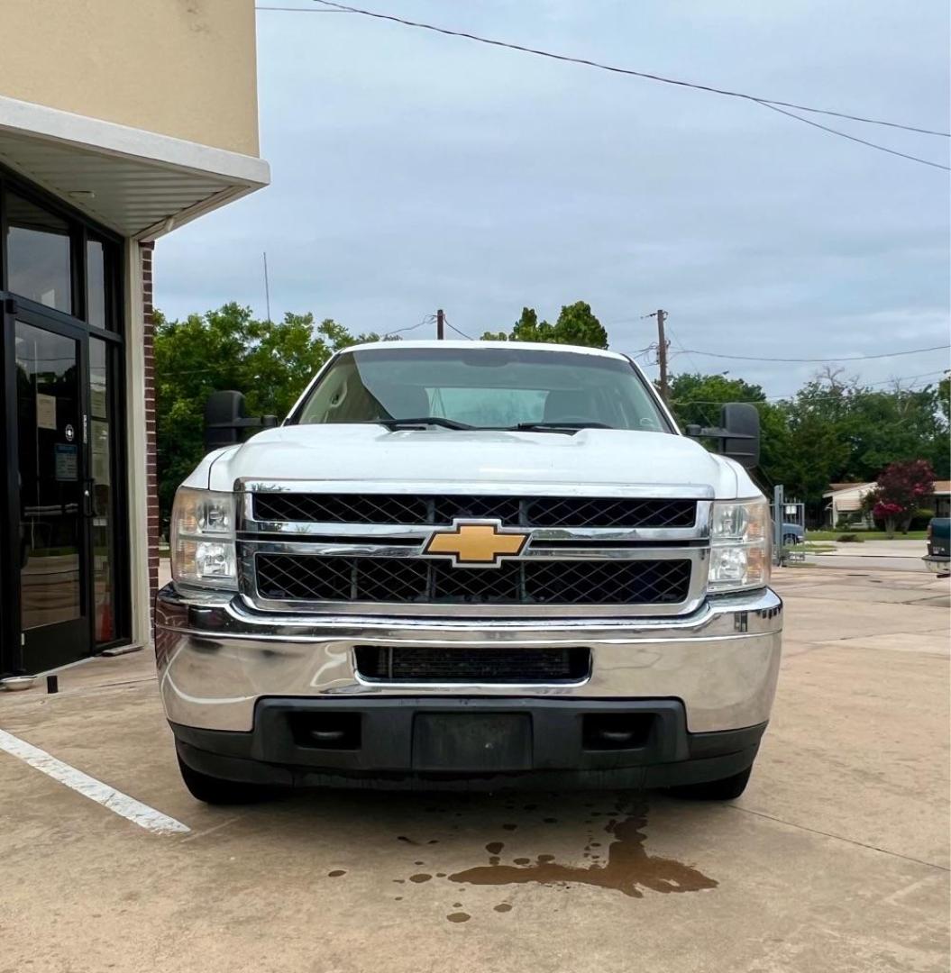 2012 White CHEVROLET SILVERADO 2500 HEAVY DUTY (1GC2CVCG9CZ) with an 6.0L engine, Automatic transmission, located at 4415 NE 28th St, Haltom City, TX, 76117, (817) 222-9334, 32.795322, -97.280937 - Photo#1