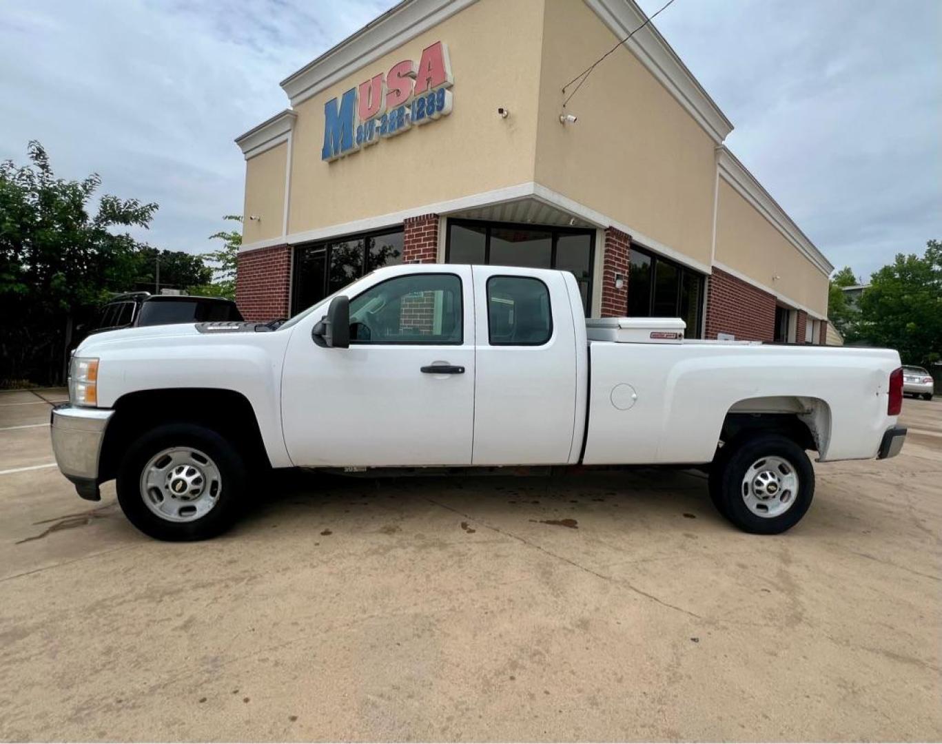 2012 White CHEVROLET SILVERADO 2500 HEAVY DUTY (1GC2CVCG9CZ) with an 6.0L engine, Automatic transmission, located at 4415 NE 28th St, Haltom City, TX, 76117, (817) 222-9334, 32.795322, -97.280937 - Photo#2