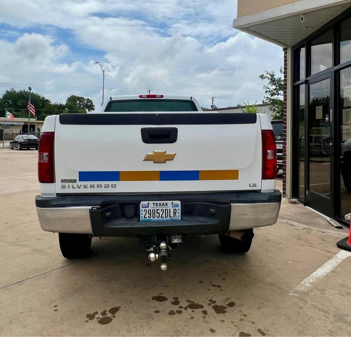 2012 White CHEVROLET SILVERADO 2500 HEAVY DUTY (1GC2CVCG9CZ) with an 6.0L engine, Automatic transmission, located at 4415 NE 28th St, Haltom City, TX, 76117, (817) 222-9334, 32.795322, -97.280937 - Photo#4