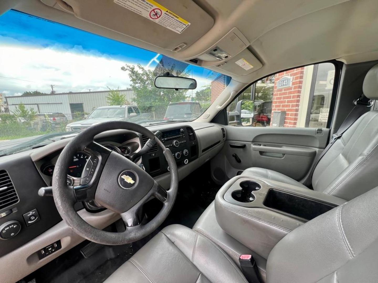 2012 White CHEVROLET SILVERADO 2500 HEAVY DUTY (1GC2CVCG9CZ) with an 6.0L engine, Automatic transmission, located at 4415 NE 28th St, Haltom City, TX, 76117, (817) 222-9334, 32.795322, -97.280937 - Photo#6