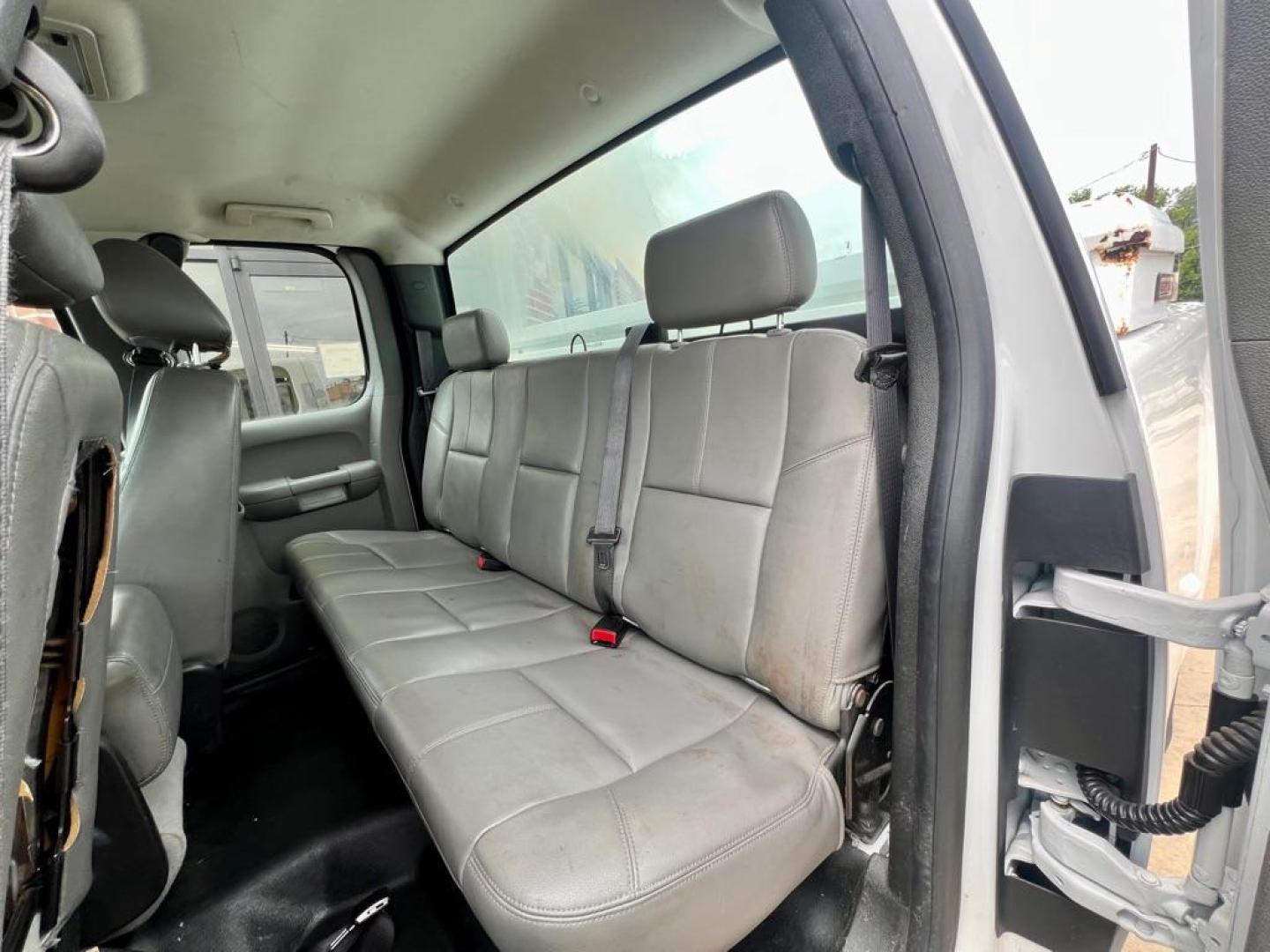 2012 White CHEVROLET SILVERADO 2500 HEAVY DUTY (1GC2CVCG9CZ) with an 6.0L engine, Automatic transmission, located at 4415 NE 28th St, Haltom City, TX, 76117, (817) 222-9334, 32.795322, -97.280937 - Photo#9