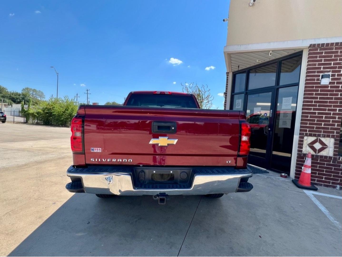 2016 Red CHEVROLET SILVERADO 1500 LT (3GCPCREC4GG) with an 5.3L engine, Automatic transmission, located at 4415 NE 28th St, Haltom City, TX, 76117, (817) 222-9334, 32.795322, -97.280937- Photo#4