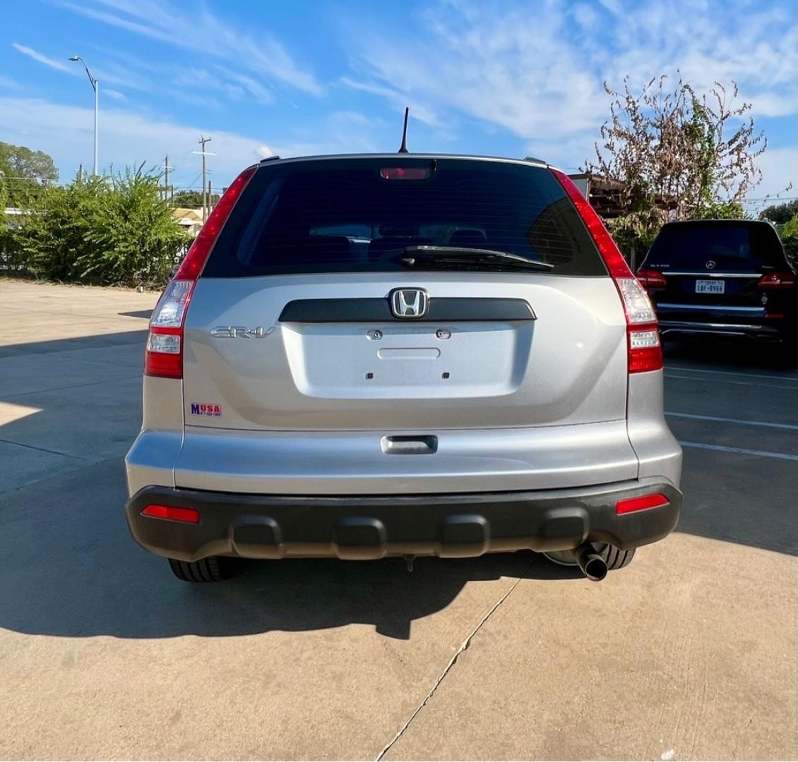 2008 SILVER HONDA CR-V LX (JHLRE38398C) with an 2.4L engine, Automatic transmission, located at 4415 NE 28th St, Haltom City, TX, 76117, (817) 222-9334, 32.795322, -97.280937- Photo#4