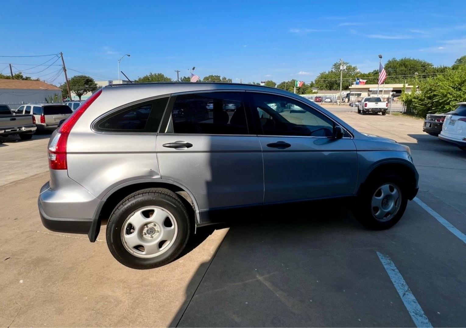 2008 SILVER HONDA CR-V LX (JHLRE38398C) with an 2.4L engine, Automatic transmission, located at 4415 NE 28th St, Haltom City, TX, 76117, (817) 222-9334, 32.795322, -97.280937- Photo#6