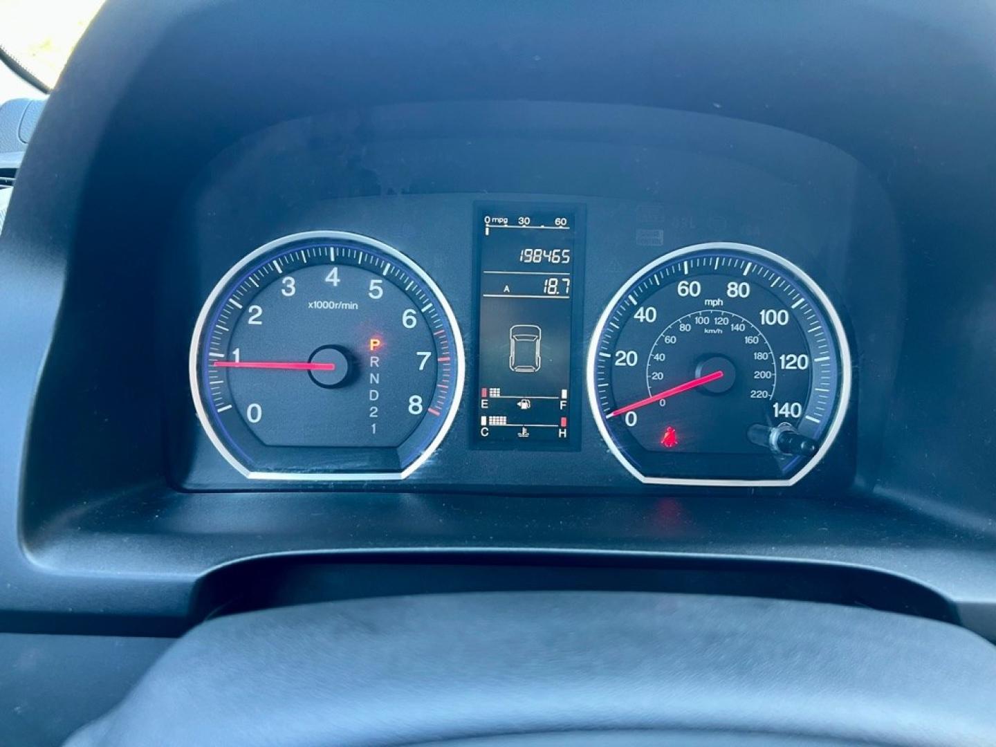 2008 SILVER HONDA CR-V LX (JHLRE38398C) with an 2.4L engine, Automatic transmission, located at 4415 NE 28th St, Haltom City, TX, 76117, (817) 222-9334, 32.795322, -97.280937- Photo#9