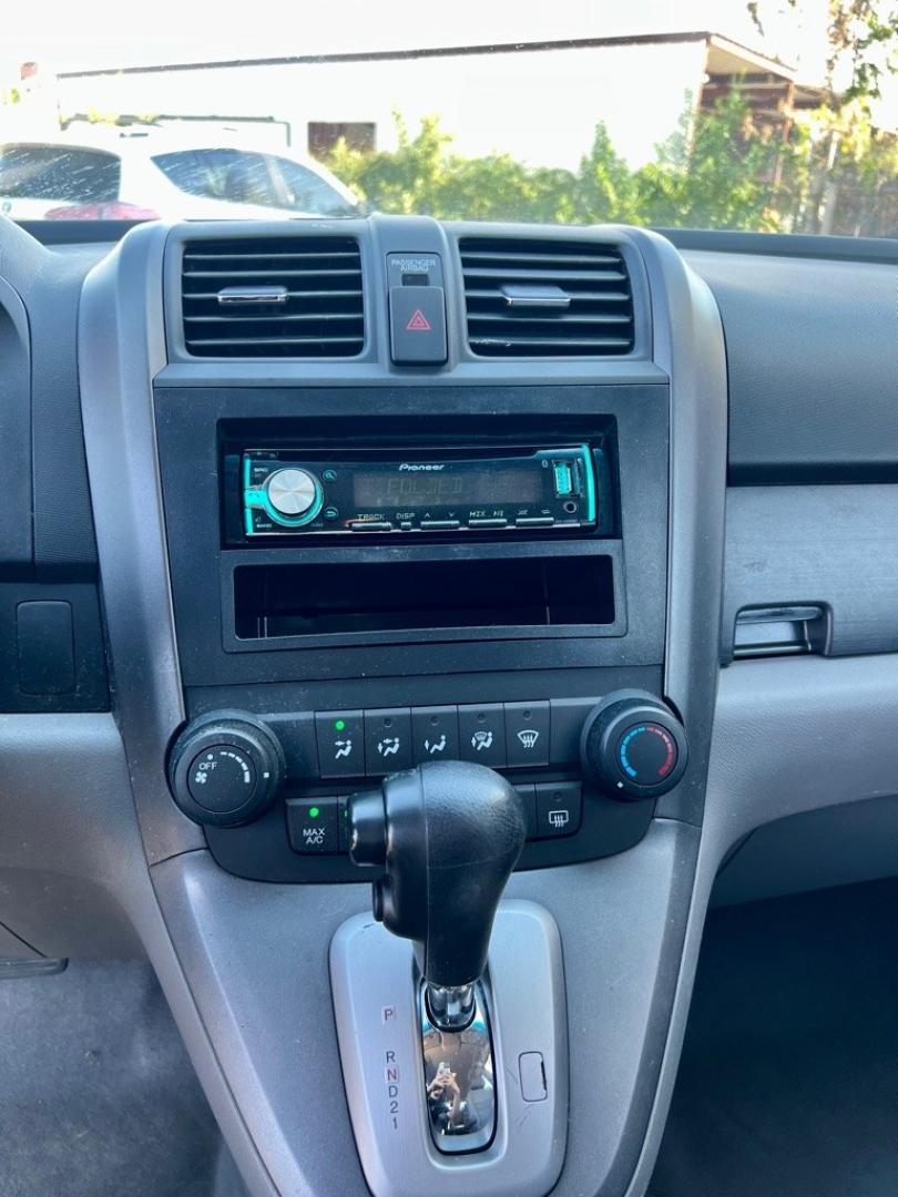 2008 SILVER HONDA CR-V LX (JHLRE38398C) with an 2.4L engine, Automatic transmission, located at 4415 NE 28th St, Haltom City, TX, 76117, (817) 222-9334, 32.795322, -97.280937- Photo#10