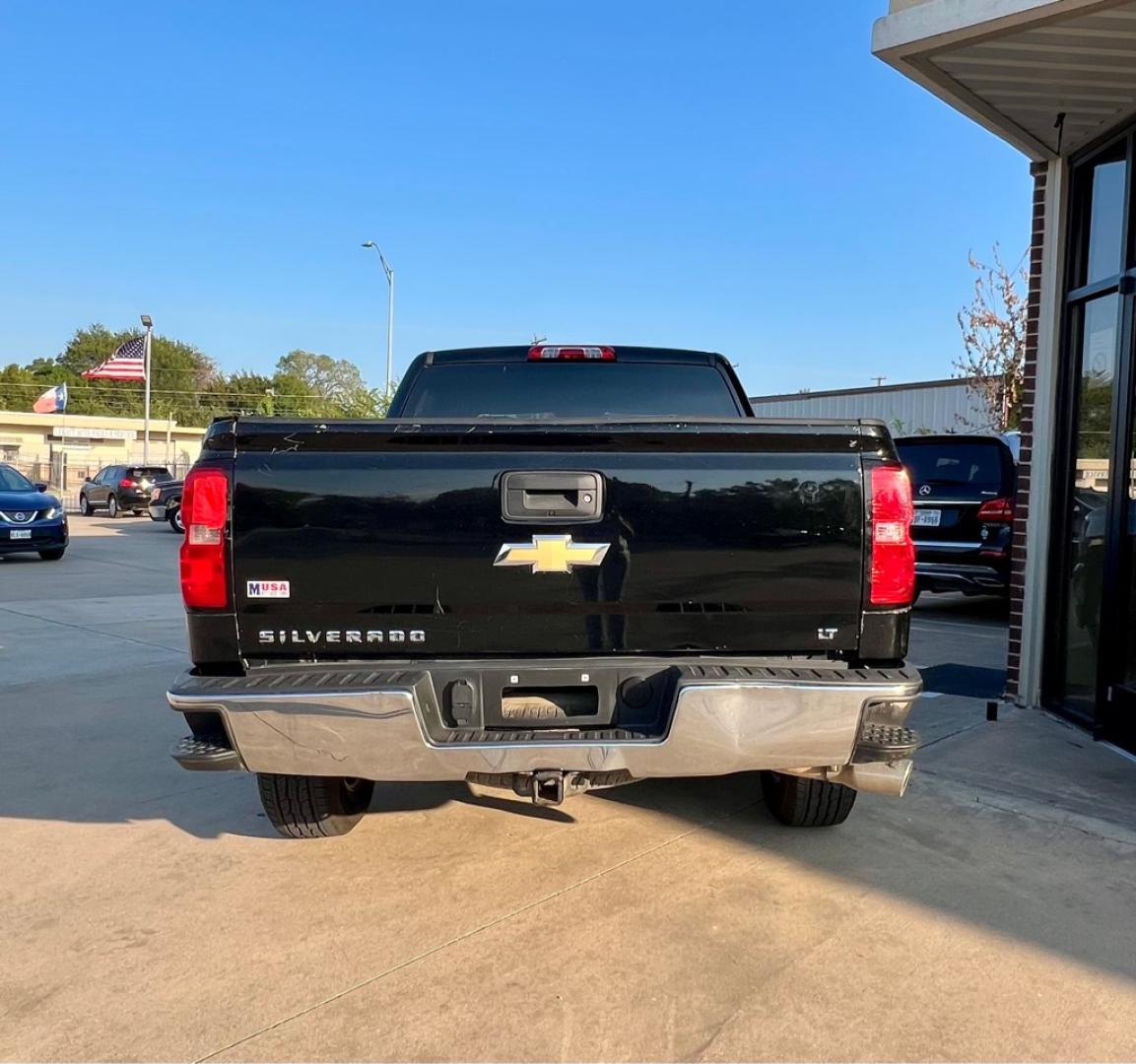 2018 Black CHEVROLET SILVERADO 1500 LT (3GCPCRECXJG) with an 5.3L engine, Automatic transmission, located at 4415 NE 28th St, Haltom City, TX, 76117, (817) 222-9334, 32.795322, -97.280937- Photo#4