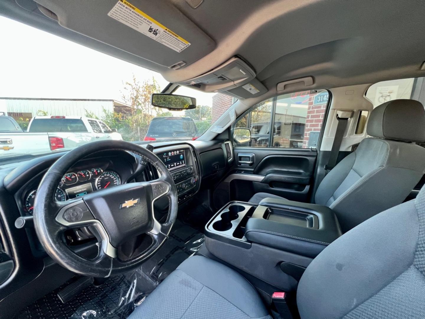 2018 Black CHEVROLET SILVERADO 1500 LT (3GCPCRECXJG) with an 5.3L engine, Automatic transmission, located at 4415 NE 28th St, Haltom City, TX, 76117, (817) 222-9334, 32.795322, -97.280937- Photo#6
