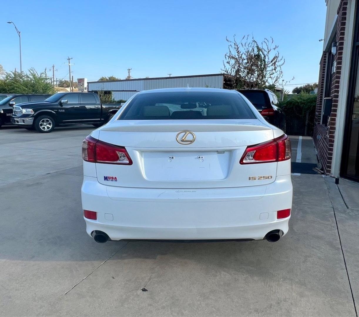 2013 White LEXUS IS 250 (JTHBF5C28D5) with an 2.5L engine, Automatic transmission, located at 4415 NE 28th St, Haltom City, TX, 76117, (817) 222-9334, 32.795322, -97.280937- Photo#4