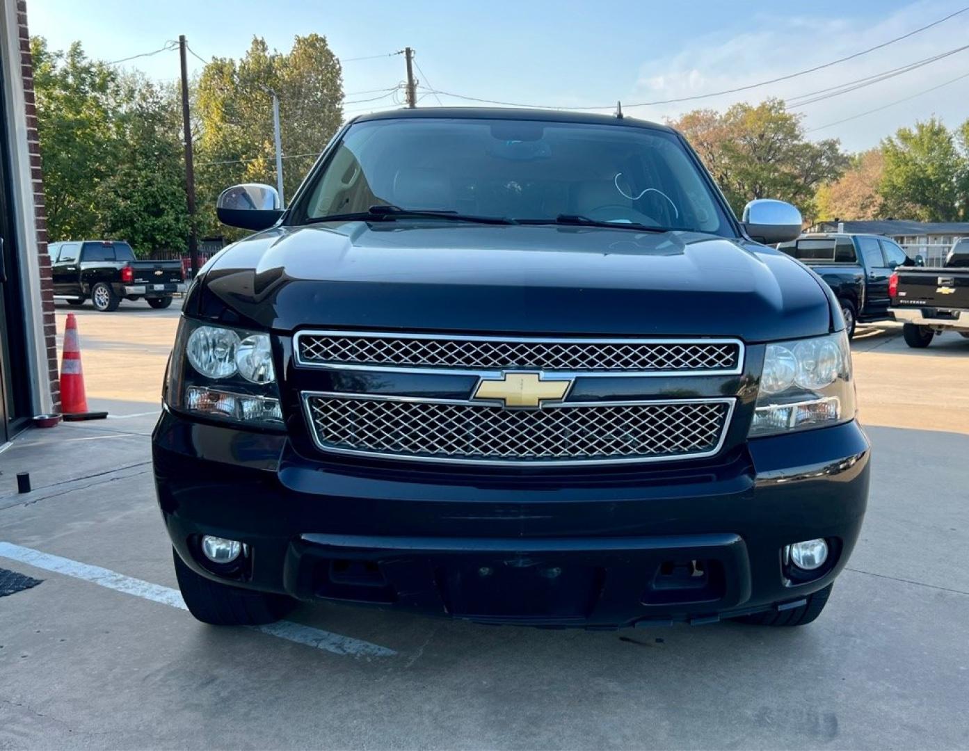 2013 Black CHEVROLET SUBURBAN 1500 LTZ (1GNSCKE08DR) with an 5.3L engine, Automatic transmission, located at 4415 NE 28th St, Haltom City, TX, 76117, (817) 222-9334, 32.795322, -97.280937- Photo#1