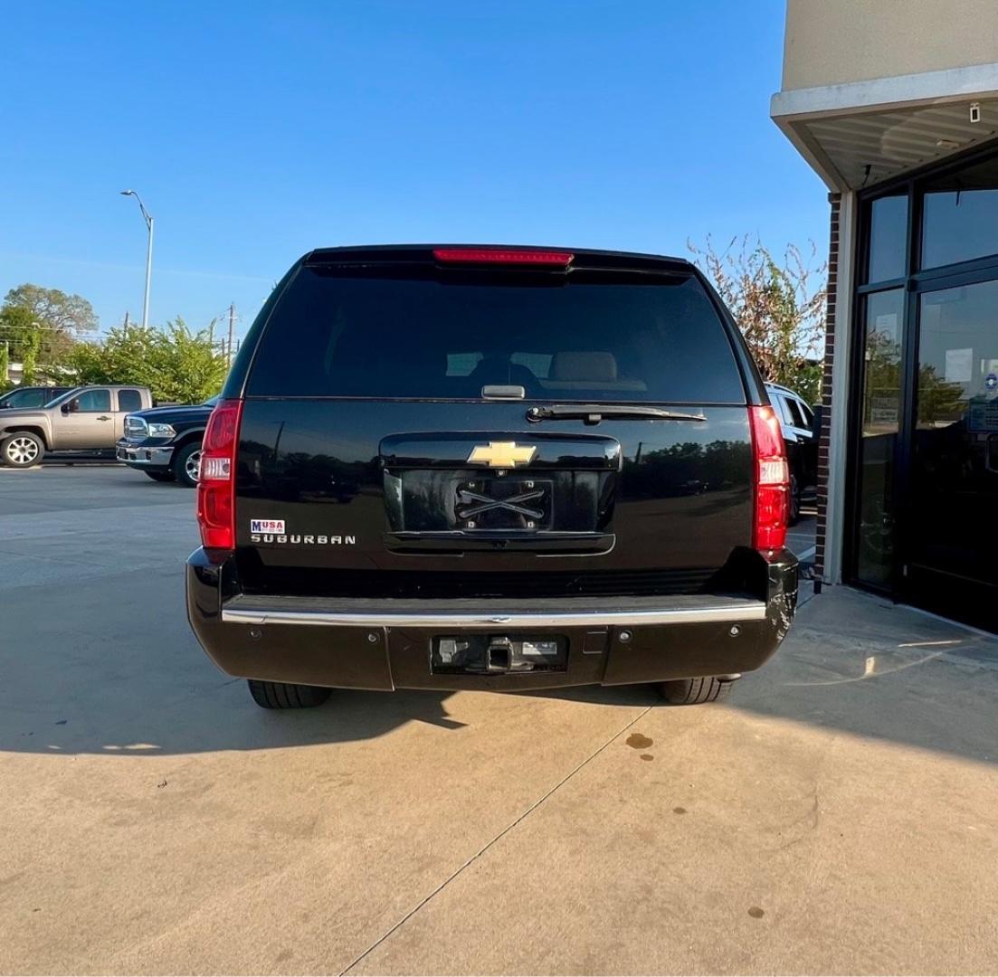 2013 Black CHEVROLET SUBURBAN 1500 LTZ (1GNSCKE08DR) with an 5.3L engine, Automatic transmission, located at 4415 NE 28th St, Haltom City, TX, 76117, (817) 222-9334, 32.795322, -97.280937- Photo#4