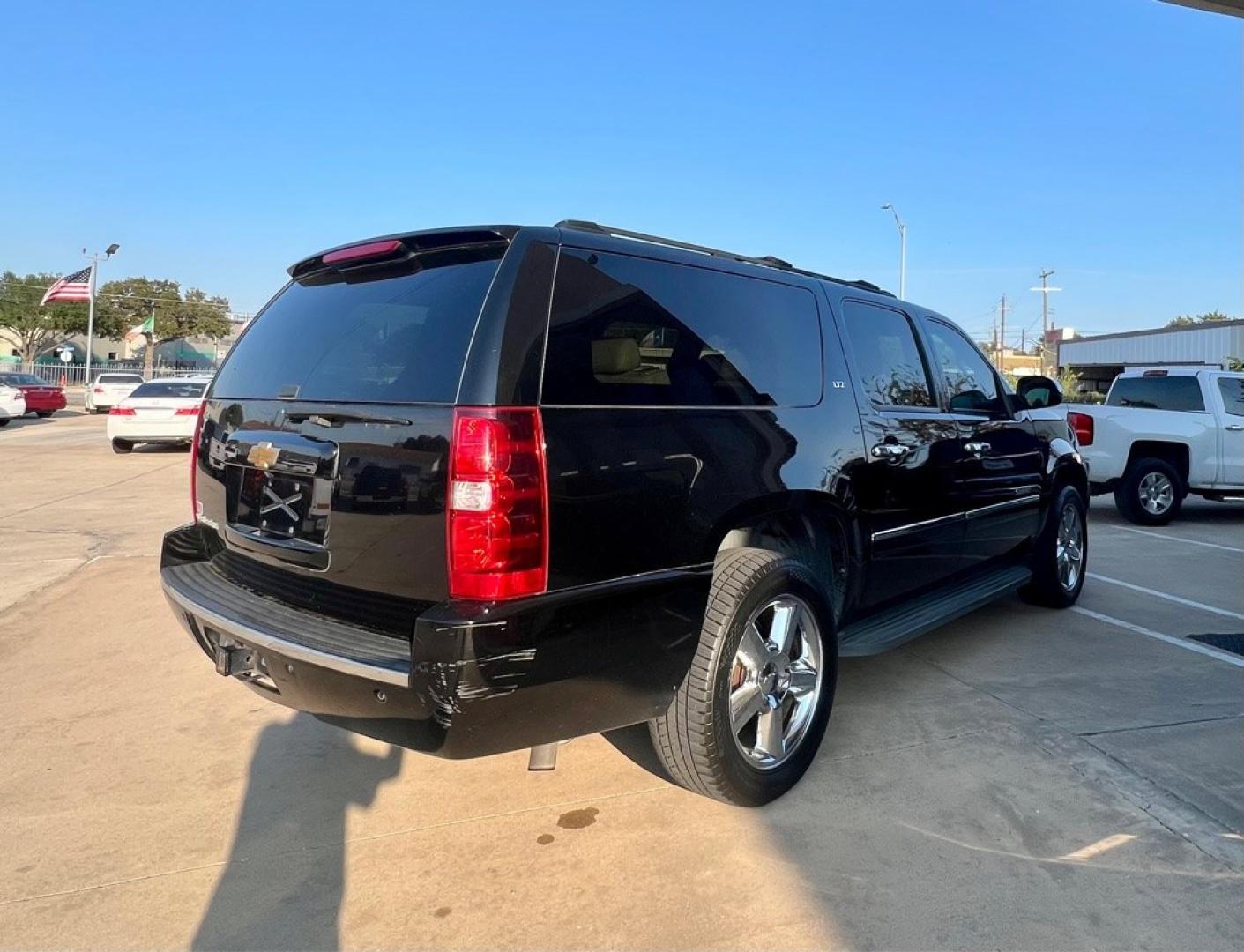 2013 Black CHEVROLET SUBURBAN 1500 LTZ (1GNSCKE08DR) with an 5.3L engine, Automatic transmission, located at 4415 NE 28th St, Haltom City, TX, 76117, (817) 222-9334, 32.795322, -97.280937- Photo#5
