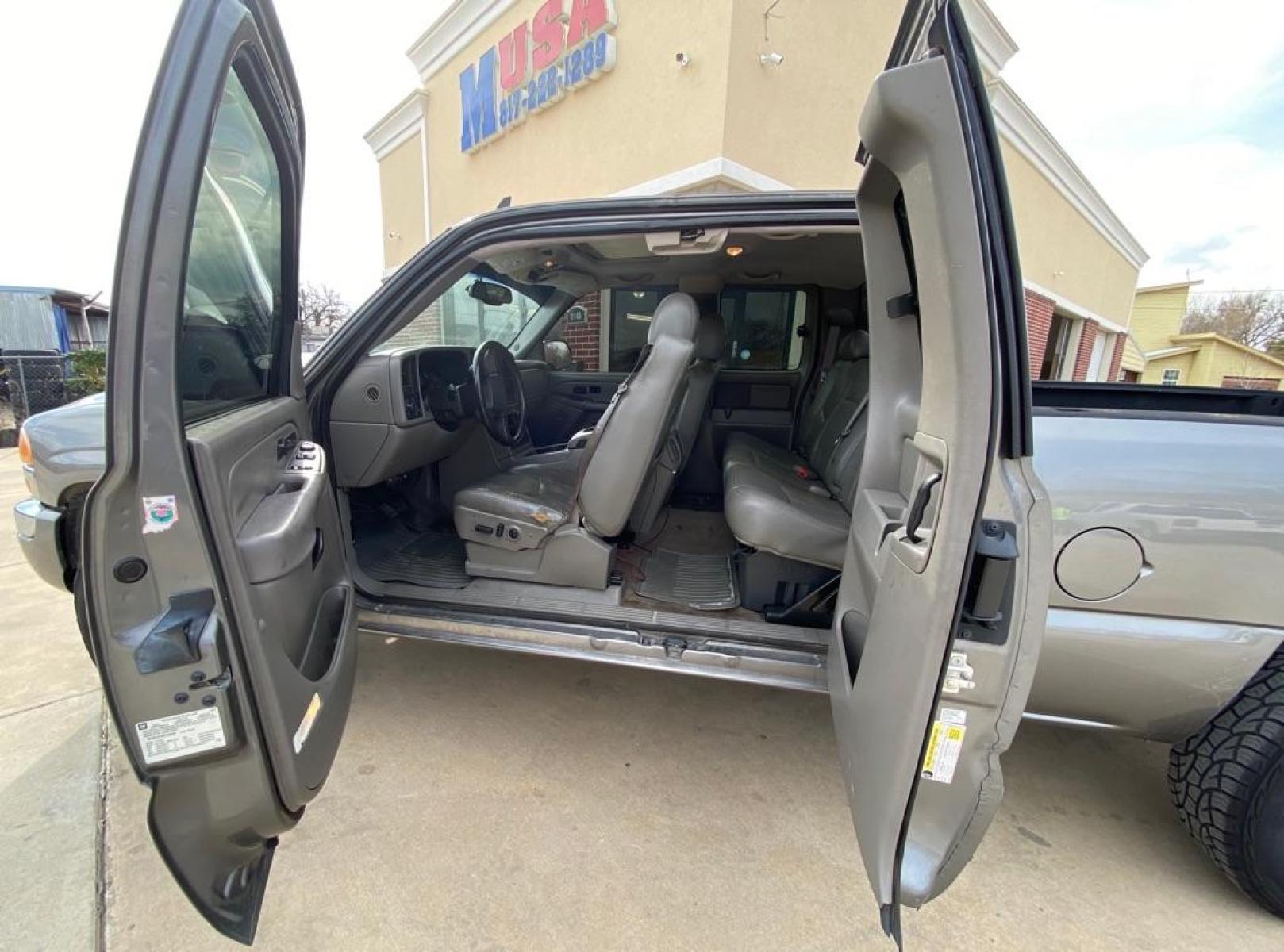 2006 GRAY GMC NEW SIERRA 1500 (1GTEC19T86Z) with an 5.3L engine, Automatic transmission, located at 4415 NE 28th St, Haltom City, TX, 76117, (817) 222-9334, 32.795322, -97.280937 - Photo #3