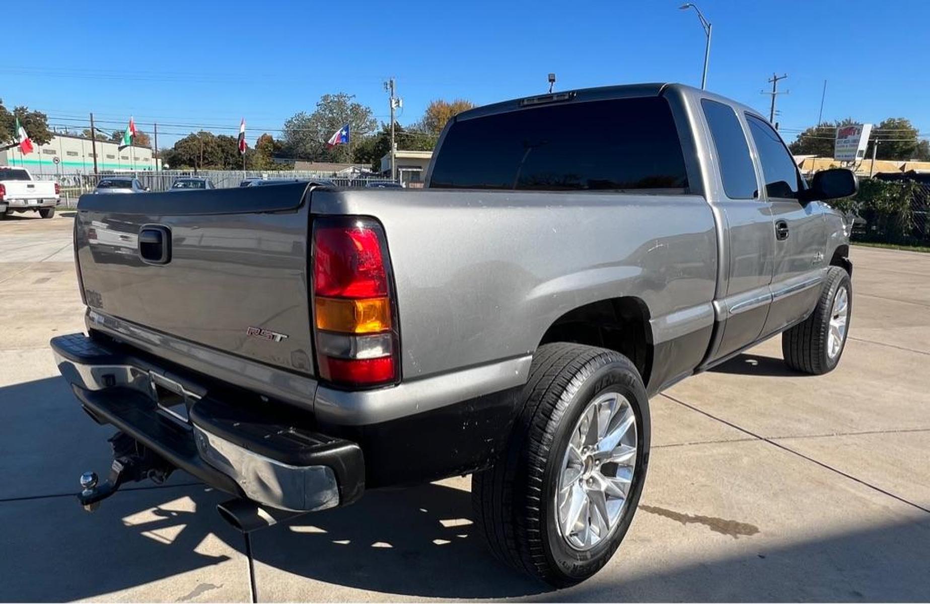 2006 GRAY GMC NEW SIERRA 1500 (1GTEC19T86Z) with an 5.3L engine, Automatic transmission, located at 4415 NE 28th St, Haltom City, TX, 76117, (817) 222-9334, 32.795322, -97.280937 - Photo #13