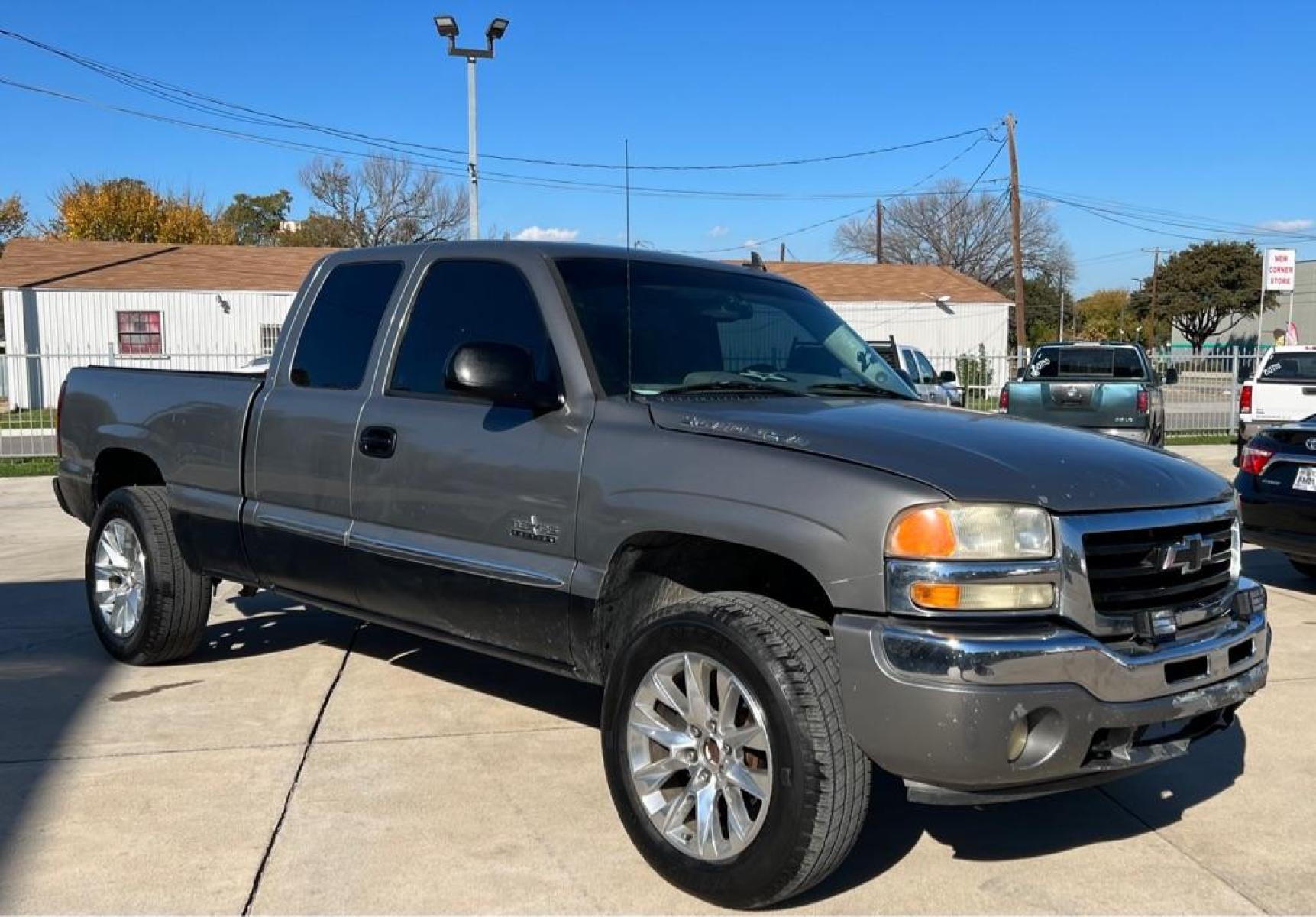 2006 GRAY GMC NEW SIERRA 1500 (1GTEC19T86Z) with an 5.3L engine, Automatic transmission, located at 4415 NE 28th St, Haltom City, TX, 76117, (817) 222-9334, 32.795322, -97.280937 - Photo #14